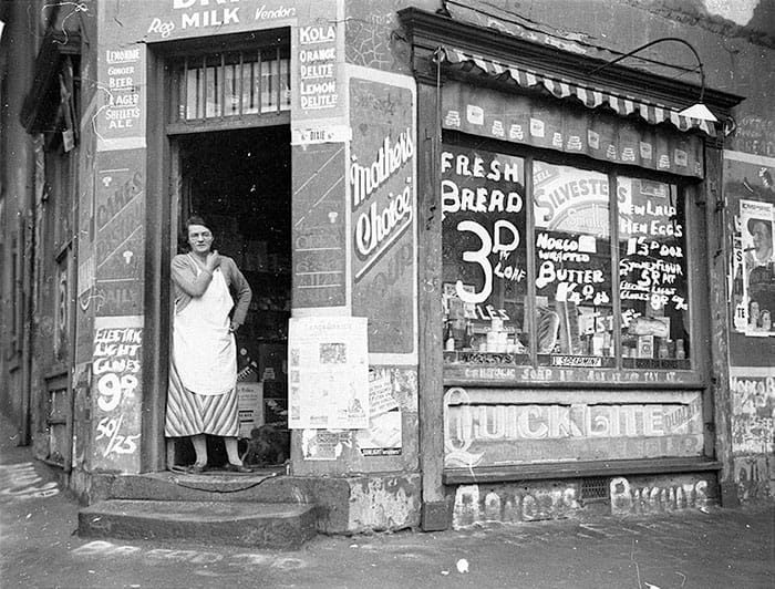 07 Grocery store on the corner of Bourke and Fitzroy Streets during bread price war in the Depressio